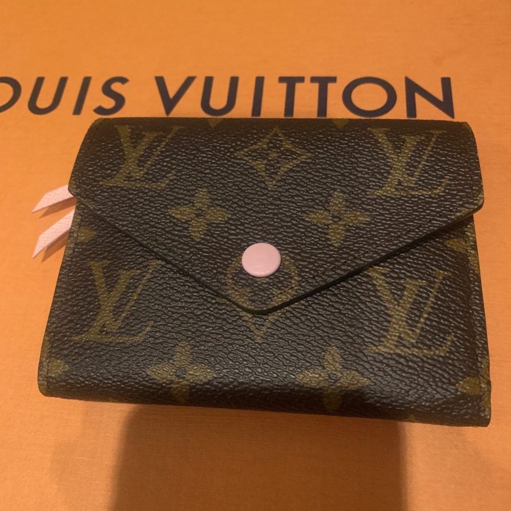 Brand new Louie v VICTORINE WALLET
